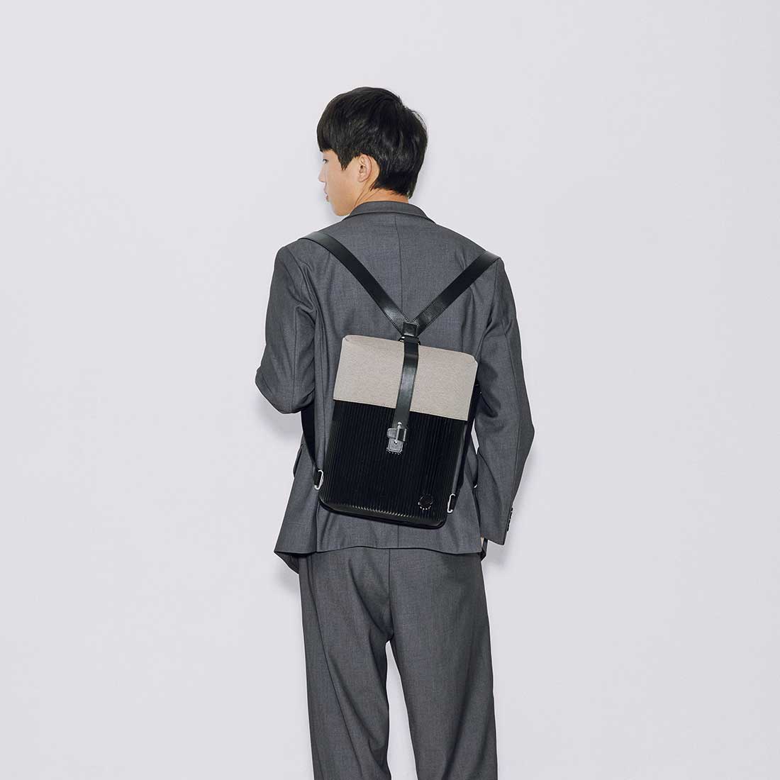 ITO |  PISTACHIO BACKPACK CHARCOAL 開心果硬殼後背包 炭黑