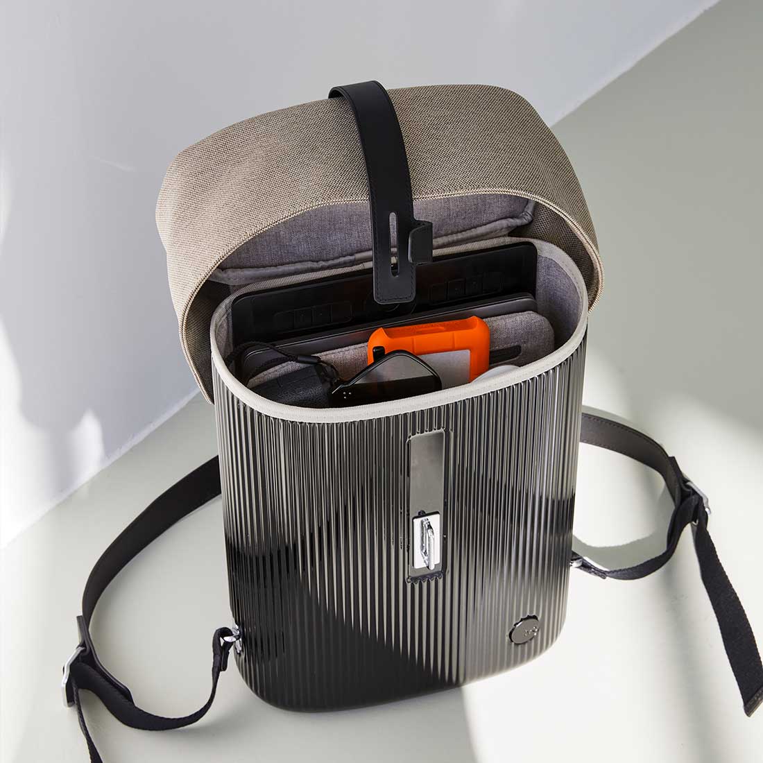 ITO |  PISTACHIO BACKPACK CHARCOAL 開心果硬殼後背包 炭黑