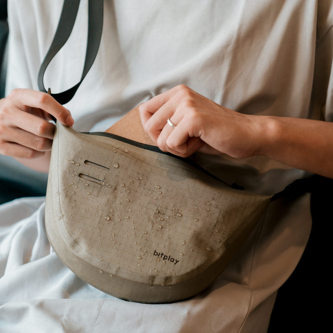 bitplay |  AquaSeal 海馬包 2.5L 全防水半月側背包 沙色