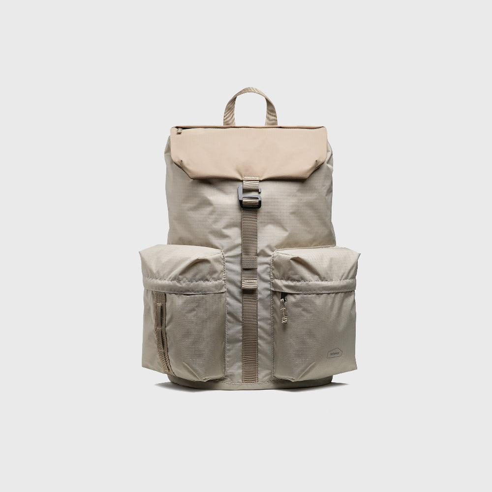 bitplay |  Lite backpack 防潑水輕量後背包 柔沙灰