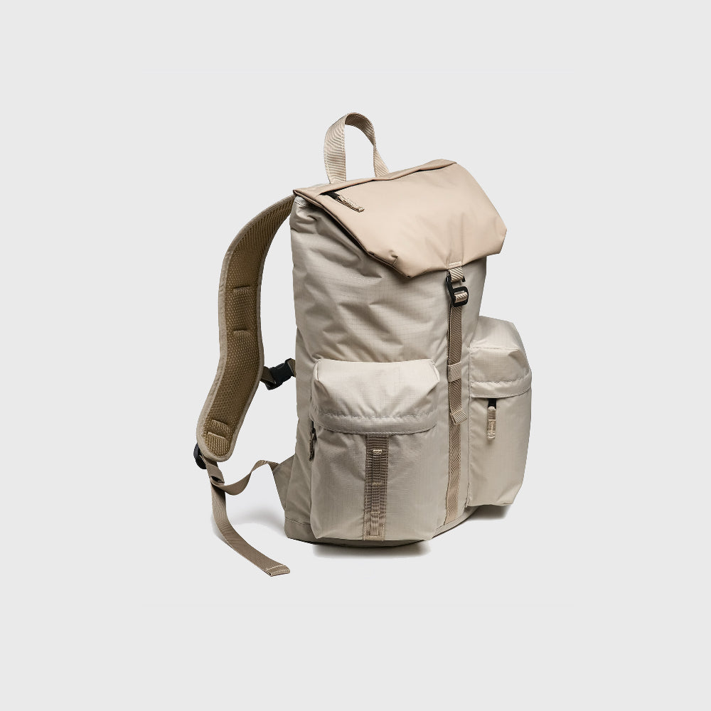 bitplay |  Lite backpack 防潑水輕量後背包 柔沙灰